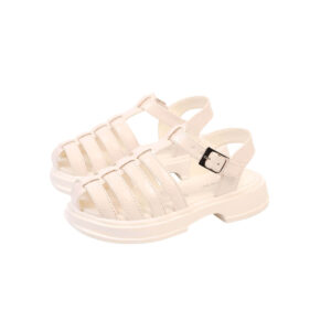 Estas son sandalias estilo Rosalía, de color blanco. Parecen estar hechos de un material tipo cuero. Tienen una suela plana y cuentan con varias correas finas que recorren el pie. Están presentadas sobre un fondo blanco.
